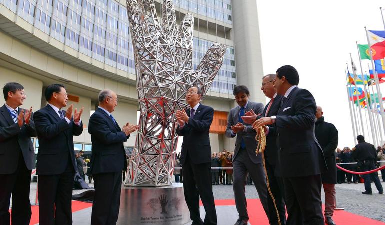 Vienna, 9 December 2016. Representatives of Vienna-based international organisations unveil the sculpture for the Anti-corruption Excellence Award ceremony with UN Secretary-General Ban Ki-moon and His Highness Sheikh Tamim bin Hamad Al-Thani of Qatar 