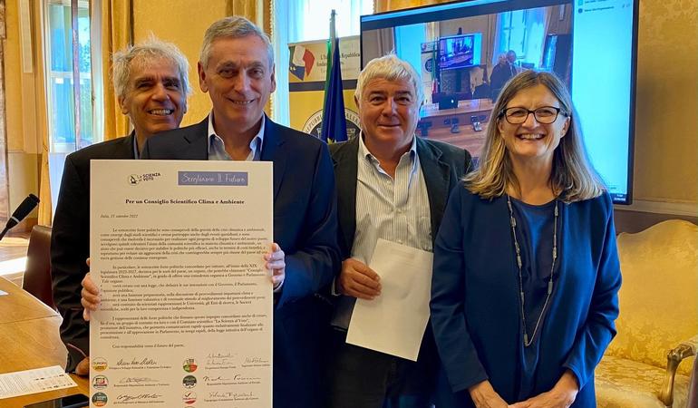 Da sinistra Pietro Reggiani, responsabile comunicazione, Antonello Pasini, Andrea Filpa e Alessandra Bonoli, membri del comitato scientifico de "La scienza al voto" (Foto Ylenia Sina)