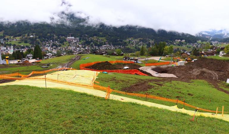 Telo che copre lo squarcio provocato da una frana dove dovrebbe sorgere la cabinovia Apollonio-Socrepes. Cortina, 25 settembre 2025. Foto: N. Sclippa