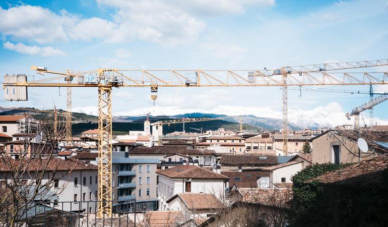 Le numerose gru nei cantieri de L'Aquila (foto di Marco Panzarella)