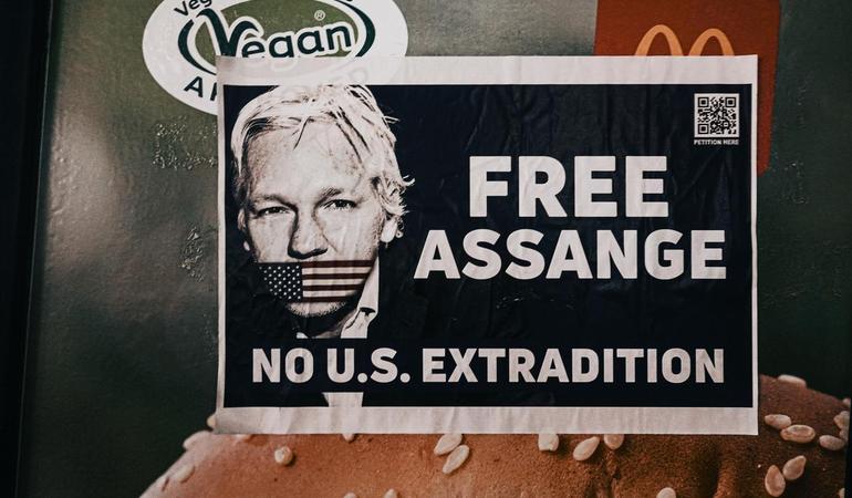 Manifesto contro l'estradizione negli Usa di Assange Samuel Regan-Asante/Unsplash
