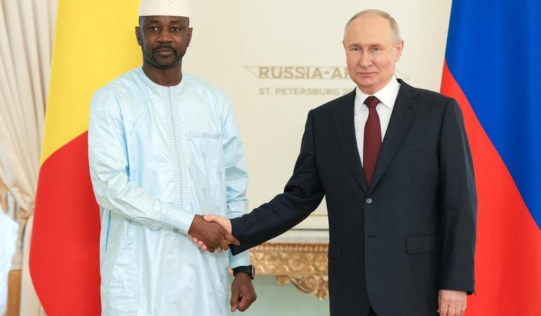 Mosca, luglio 2023. Il presidente del Mali Assimi Goita con Vladimir Putin (Wikipedia - CC BY 4.0)