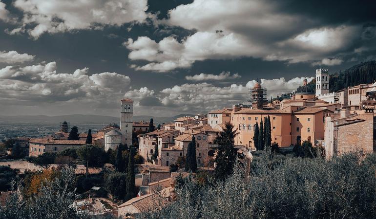 Una veduta su Assisi (Foto di <a href="https://pixabay.com/users/reginathiele-23190159/?utm_source=link-attribution&utm_medium=referral&utm_campaign=image&utm_content=7562775">Regina Thiele</a> da <a href="https://pixabay.com//?utm_source=link-attribution&utm_medium=referral&utm_campaign=image&utm_content=7562775">Pixabay</a>)