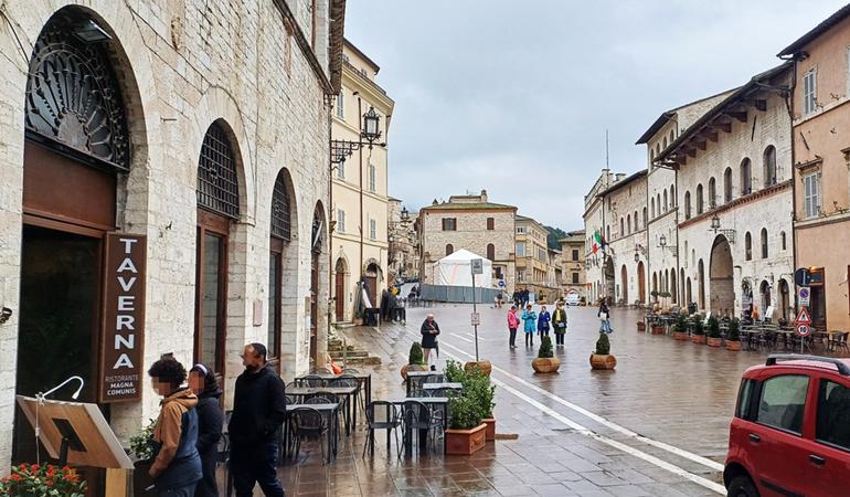 La centrale piazza del Comune, ad Assisi, dove si trovano quattro dei ristoranti gestiti da due famiglie di imprenditori