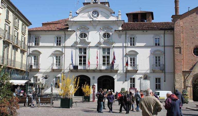 Asti, la piazza del municipio (Foto da Wikimedia Commons)