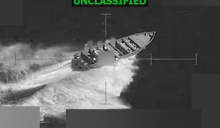 Oceano Pacifico Orientale, 15 novembre 2025. Imbarcazione di presunti narco-trafficanti presa di mira prima di essere bombardata dall'esercito americano. Foto di U.S. Southern Command/X