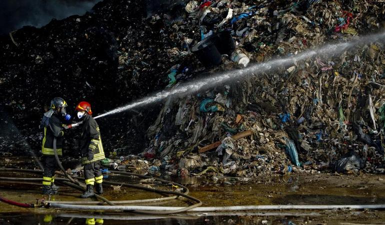 Marcianise, rogo in un'azienda di rifiuti sequestrata (Ciro Fusco - Ansa )