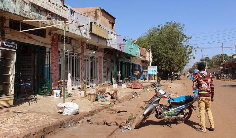 Una strada del quartiere Korofina a Bamako, la capitale del Mali. Foto di Carolinerre/Wikipedia