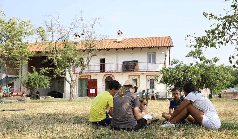 Volvera (To), settembre 2023. Alcuni giovani scout a Cascina Arzilla, uno dei primi beni confiscati alle mafie in Piemonte, restituito alla collettività per trasformarlo in un luogo di legalità e impegno collettivo contro lo sfruttamento ambientale e umano. La cascina è dedicata a Rita Atria e Antonio Landieri, due giovani vittime innocenti di mafia (Foto Acmos/Flickr)