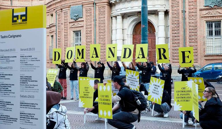 Torino, 26 marzo 2025. Un flash mob in piazza Carignano all'apertura della Biennale Democrazia (Foto Elisa Giuliano)