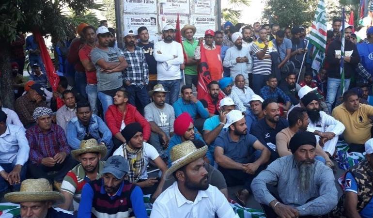 Alcuni braccianti indiani nel corso di una manifestazione dei sindacati a Latina (Facebook - Flai Cgil Frosinone-Latina)