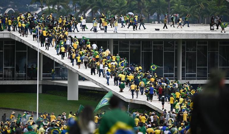 8 gennaio 2023, Brasilia. Centinaia di sostenitori dell'ex presidente Jair Bolsonaro assaltano il congresso nazionale, la corte suprema e il palazzo presidenziale (Andre Borges/Epa)