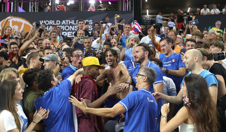 Budapest, 22 agosto 2023. Dopo la vittoria, Gianmarco Tamberi allarga le braccia verso l'amico e rivale Mutaz Essa Barshim (Colombo/Fidal)