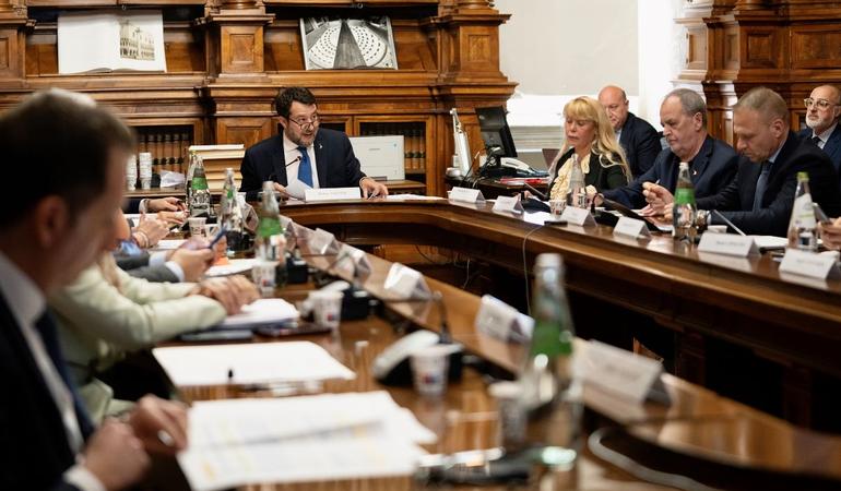 Prima cabina di regia per la crisi idrica a Palazzo Chigi, 5 maggio 2023. Presente anche il Commissario Nicola Dell'Acqua. Foto della Presidenza del consiglio dei ministri