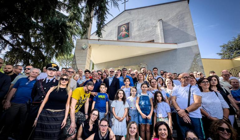 Napoli, 17 Settembre 2023. Il procuratore nazionale antimafia Giovanni Melillo (c) al Parco Verde di Caivano in visita a don Patriciello (Cesare Abbate/Ansa)