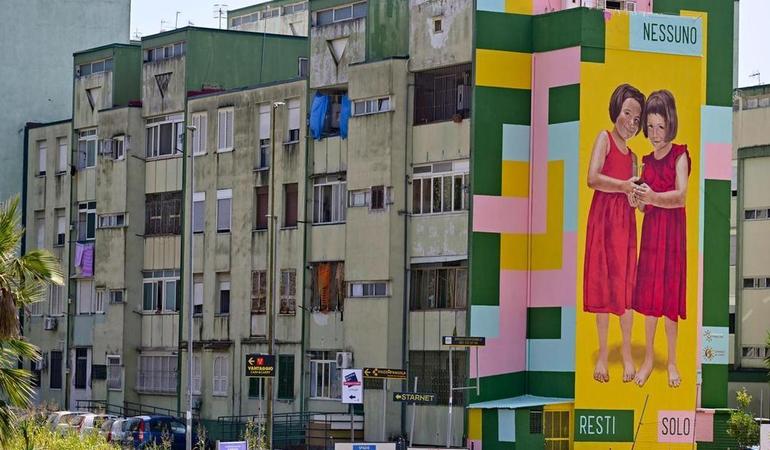 Caivano, il murales ritrae due bambine e dà il benvenuto al Parco Verde, dove due cuginette sarebbero state violentate da alcuni ragazzi (Ciro Fusco/Ansa)