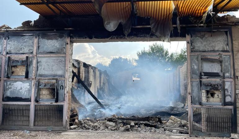 Il capannone incendiato. Foto: Lazzaro D'Auria
