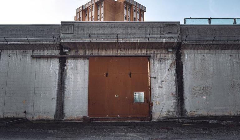 Un cancello del carcere di Torino. Foto di Marco Panzarella