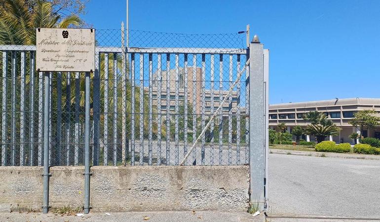 Vibo Valentia, 27 aprile 2026. Il cancello di ingresso alla casa circondariale dove lavialibera ha tenuto tre giorni di lezioni/laboratorio sul giornalismo con i detenuti
