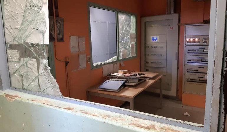 Un carcere devastato durante la rivolta dei detenuti 
