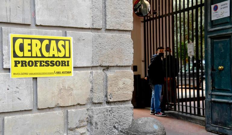 Napoli, 17 gennaio 2022. Cartello affisso dagli studenti del liceo artistico Ss. Apostoli all'esterno dell'istituto. Foto di C. Fusco/Ansa