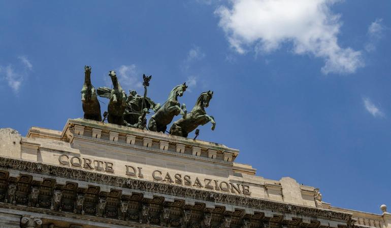 La Corte di Cassazione (Foto di <a href="https://unsplash.com/it/@leandro_gs?utm_source=unsplash&utm_medium=referral&utm_content=creditCopyText">Leandro Silva</a> su <a href="https://unsplash.com/it/foto/un-edificio-con-statue-in-cima-sPRtqymblIw?utm_source=unsplash&utm_medium=referral&utm_content=creditCopyText">Unsplash</a>)