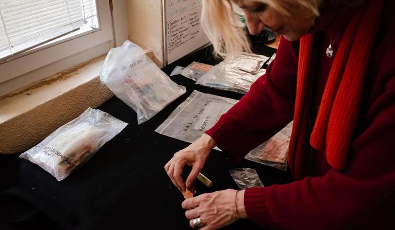 La professoressa Cattaneo mostra alcuni oggetti ritrovati dopo il naufragio del 18 aprile 2015. Foto di P. Valenti