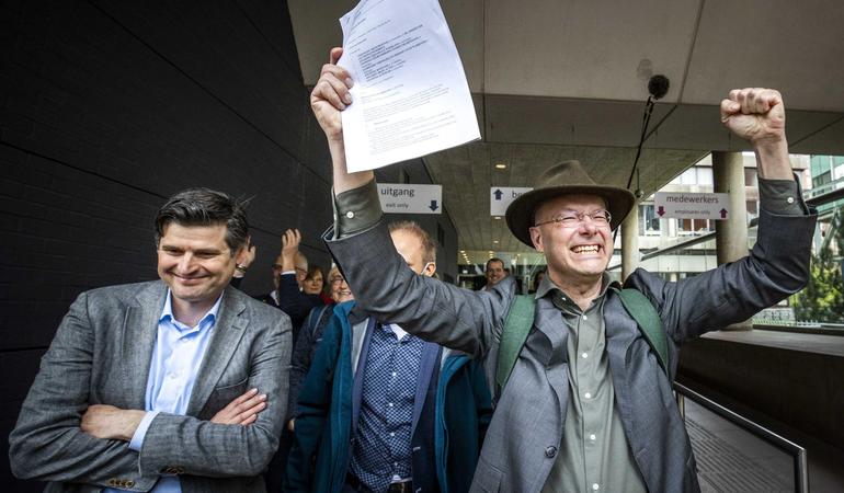26 maggio 2021, l'Aja (Paesi Bassi). Da sinistra, l'avvocato Roger Cox e Donald Pols, direttore di Milieudefensie, dopo la sentenza contro Shell (Remko de Wall/Epa-Ansa)