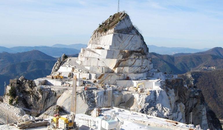 La devastazione delle Alpi Apuane