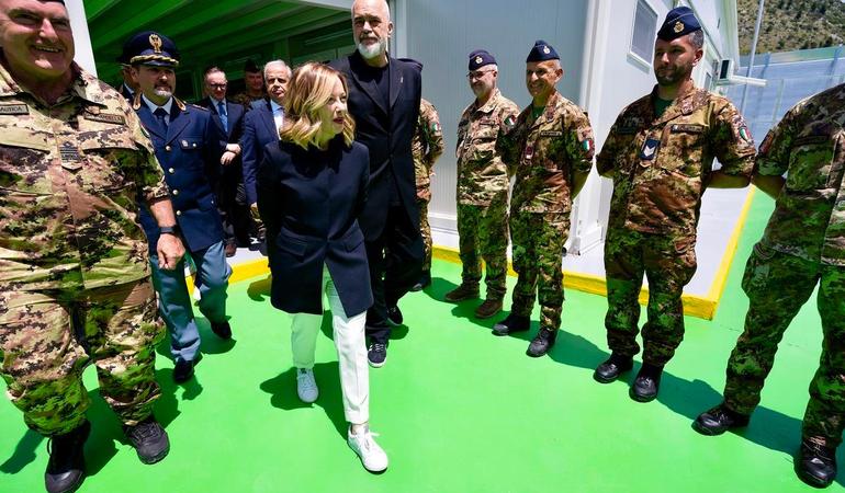 Shengjin, 5 giugno 2024. La premier italiana Giorgia Meloni e l'omologo albanese Edi Rama visitano uno dei due centri per il trattenimento dei richiedenti asilo (foto Palazzo Chigi)