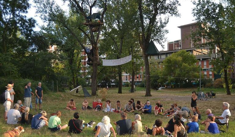 Un presidio di cittadini a difesa del parco Don Bosco a Bologna (Foto di Gianni Tugnoli)