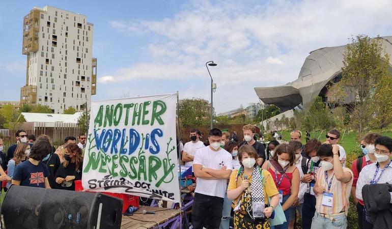 La protesta di Climate open platform, la piattaforma che riunisce le associazioni ambientaliste e che in questi giorni ha organizzato un contro vertice: l'Eco social forum