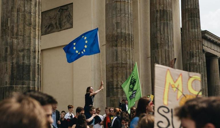 Berlino, giugno 2019. Una protesta dei Fridays for Future alla porta di Brandeburgo. Foto di <a href="https://unsplash.com/it/@muskelberg?utm_content=creditCopyText&utm_medium=referral&utm_source=unsplash">Nico Roicke</a> su <a href="https://unsplash.com/it/foto/gruppo-di-persona-in-piedi-allaperto-28MrP9rMGTI?utm_content=creditCopyText&utm_medium=referral&utm_source=unsplash">Unsplash</a> 