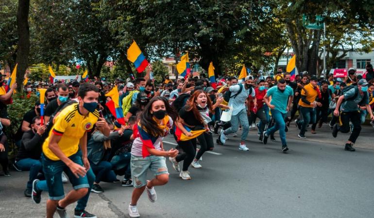 Alcuni giovani colombiani nel corso delle proteste contro il governo (Foto di Mery Martinez)