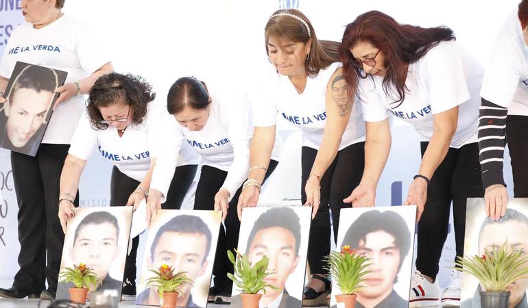 Bogotà, 10 maggio 2021, le madri di alcuni giovani scomparsi durante un evento organizzato dalla Commissione per la verità (da Flickr)