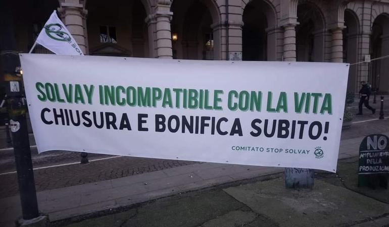Striscione del comitato Stop Solvay mostrato durante una manifestazione del 2021