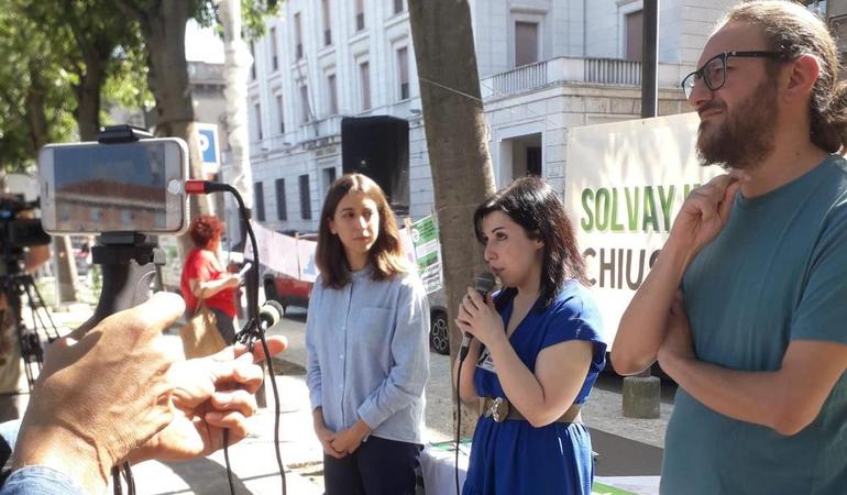 I rappresentanti del comitato Stop Solvay, Anemos, e Greenpeace durante la conferenza stampa di Alessandria. Foto di Greenpeace Italia