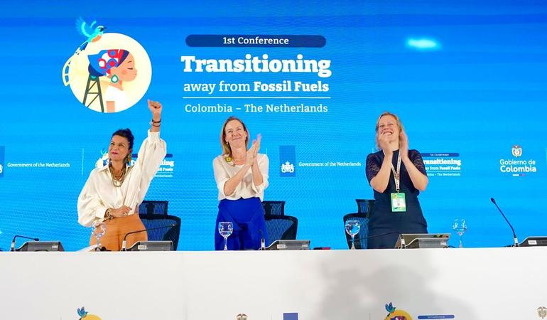 Santa Marta (Colombia), 29 aprile. A sinistra, Irene Vélez Torres, ministra dell'Ambiente della Colombia. In centro, Stientje van Veldhoven, ministra olandese all'Ambiente e alla Crescita verde (Foto del ministero colombiano dell'Ambiente, da Flickr)