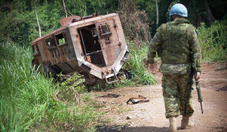 14 marzo 2014, un militare della missione Onu in Congo (Monusco) cammina verso un veicolo Onu incendiato in un'imboscata dei ribelli delle Afd (UN Photo/Sylvain Liechti)