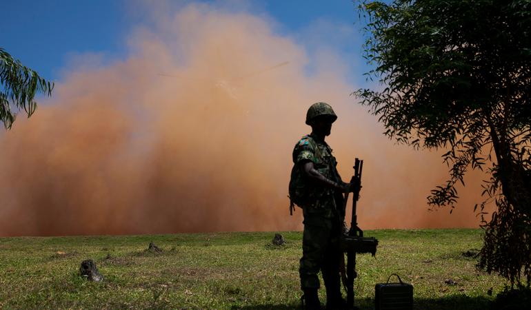 Un soldato dell'esercito congolese di guardia presso una base della missione Onu nell'est del Paese, 5 giugno 2014 (United Nations Photo, CC BY-NC-ND 2.0)