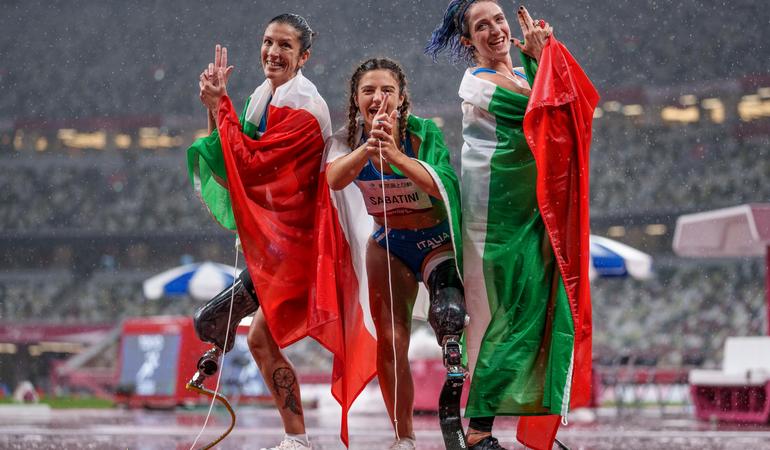 Tokyo, 4 settembre 2021. Da sinistra Monica Contrafatto, Ambra Sabatini e Martina Caironi festeggiano rispettivamente il bronzo, l'oro e l'argento alle Paralimpiadi nei 100 metri, categoria T63 (Thomas Lovelock/Epa)