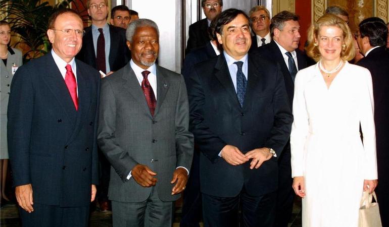 12 December 2000. From left, the Deputy Secretary of the United Nations, Pino Arlacchi, the Secretary General Kofi Annan, the Mayor of Palermo Leoluca Orlando and Mrs. Nene Annan at the conference on transnational crime (Ansa)