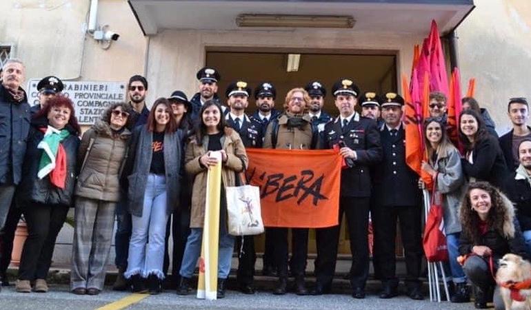 I ragazzi del coordinamento provinciale di Libera assieme al nucleo dei carabinieri di Vibo Valentia