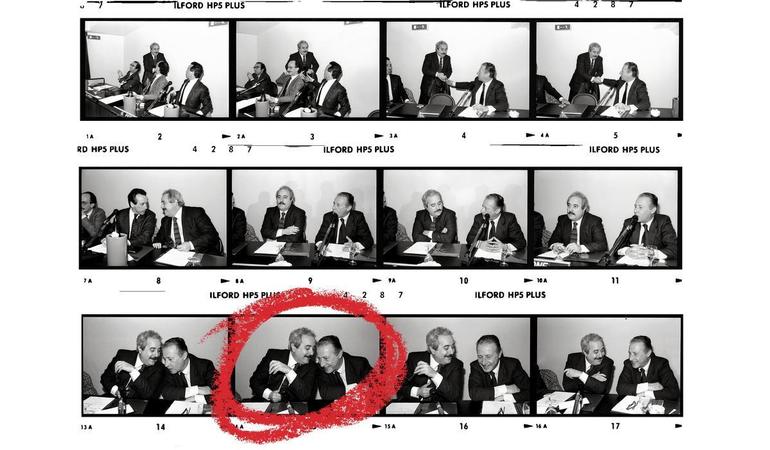 I provini delle fotografie scattate da Tony Gentile a Giovanni Falcone e Paolo Borsellino. Dettaglio dalla copertina del libro "Sicilia 1992. Luce e memoria" (Silvana Editoriale)