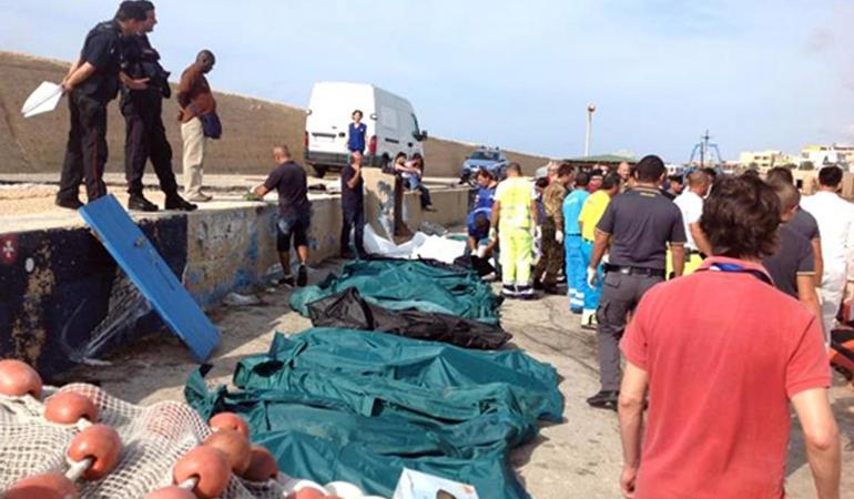 3 ottobre 2013, i cadaveri morti in uno dei più letali naufragi di un'imbarcazione di migranti nel Mediterraneo (Ansa)