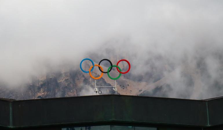 Cortina D'Ampezzo (Belluno). Il simbolo dei Giochi olimpici sul tetto del PalaGhiaccio (Foto di Natalie Sclippa)