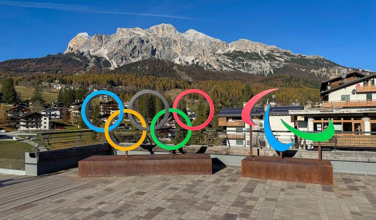 Cortina D'Ampezzo (Belluno), the symbols of the Olympics and Paralympics games. Cortina D'Ampezzo will host the 2026 Winter Edition (Photo by <a href="https://www.pexels.com/it-it/foto/simboli-olimpici-e-paralimpici-a-cortina-d-ampezzo-30100582/" target="_blank">David Dibert</a> from Pexels)