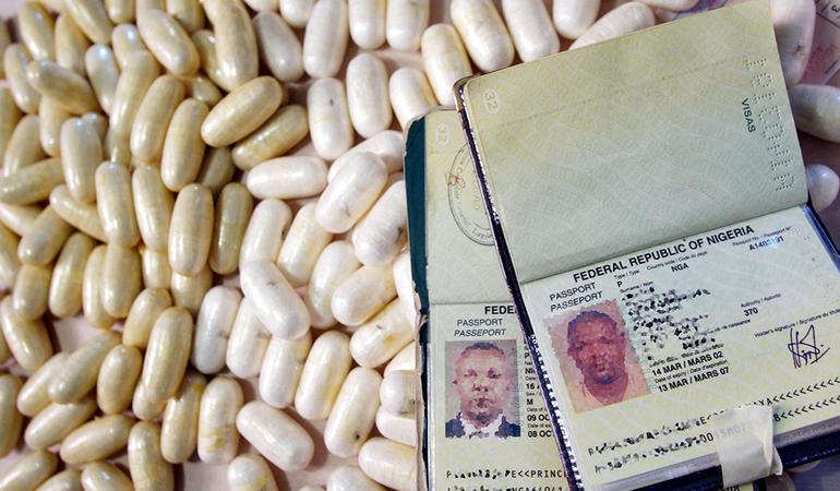 Le capsule di cocaina e i passaporti dei due nigeriani arrestati all'aeroporto di Capodichino nel 2004. Nei loro stomaci piu' di 130 grandi capsule, pari a 2 kg e mezzo di droga (Ciro Fusco/Ansa)