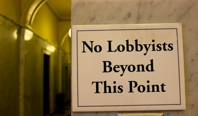 Un cartello vieta ai lobbisti di accedere ad alcuni uffici nel Campidoglio di Annapolis, in Maryland, Stati Uniti (Foto di Daniel Huizing da Flickr)