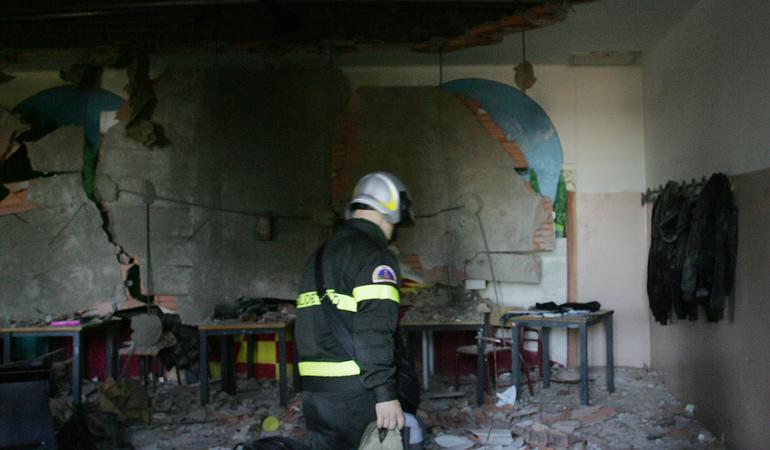 Rivoli (To), 22 novembre 2008. Vigili del fuoco ispezionano l'aula del liceo scientifico Darwin dopo il crollo del controsoffitto. T. Di Marco/Ansa